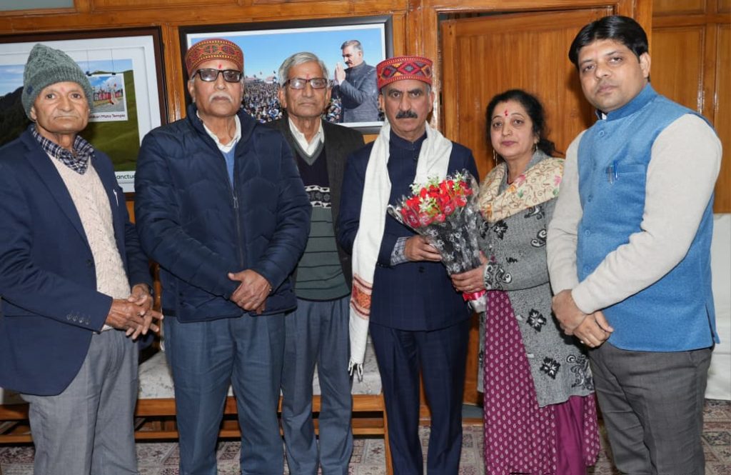 Newly appointed President of District Congress Committee,Bilaspur Anjna Dhiman called on Chief Minister